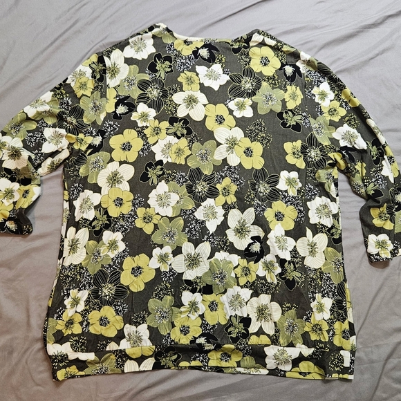 Relaxed Floral Blouse in Green and White - Picture 8 of 8